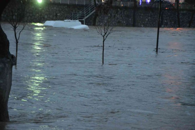 Çanakkale’de çay taştı araçlar sular altında kaldı