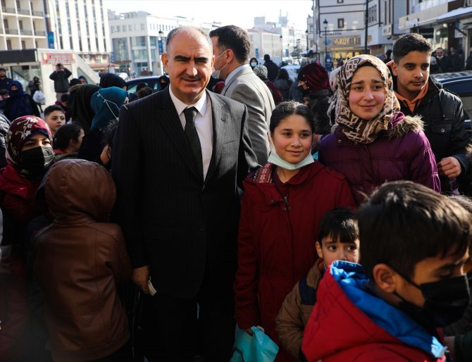 Konya Valisi Özkan çocuklara şivlilik dağıttı