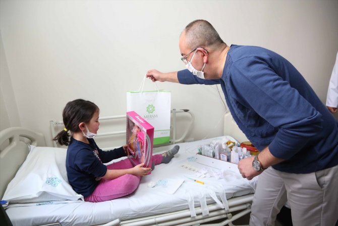 Konya'da hastanede yatan çocuklara şivlilik sürprizi