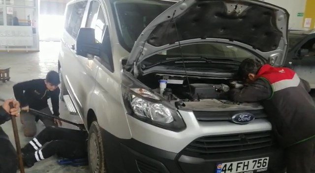 Isınmak için girdiği aracın motorundan çıkmak istemedi