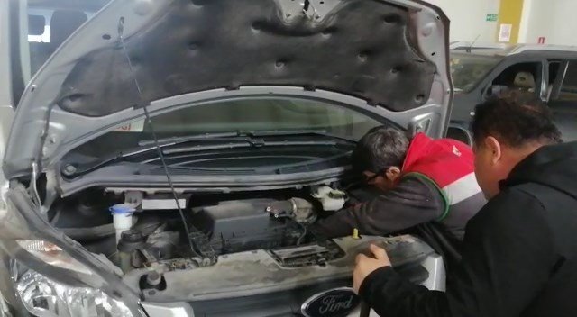 Isınmak için girdiği aracın motorundan çıkmak istemedi