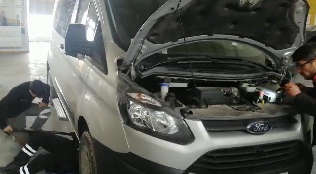 Isınmak için girdiği aracın motorundan çıkmak istemedi