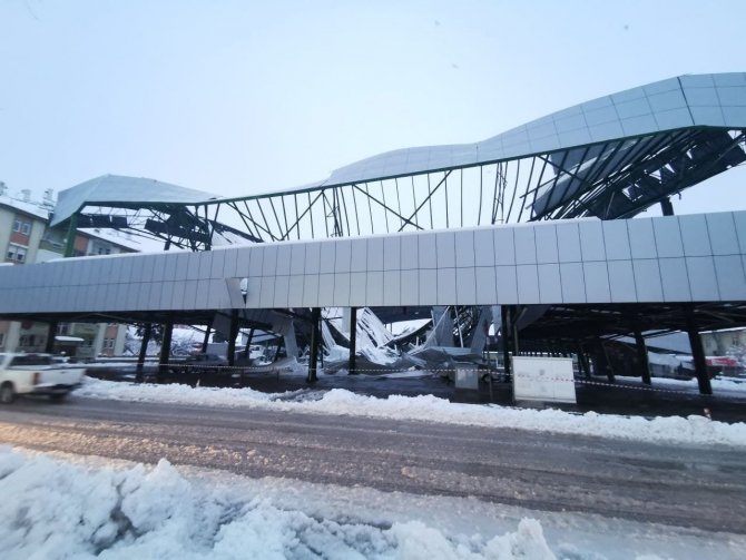 Isparta’da karın ağırlığına dayanamayan kapalı pazar yerinin çatısı çöktü