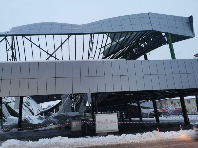 Isparta’da karın ağırlığına dayanamayan kapalı pazar yerinin çatısı çöktü