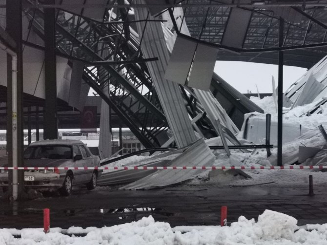 Isparta’da karın ağırlığına dayanamayan kapalı pazar yerinin çatısı çöktü