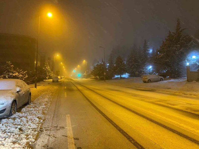 Ankara’da kar yağışı etkili oluyor