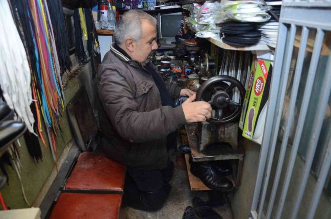 Hiç giyemediği ayakkabıları, başkaları için tamir ediyor