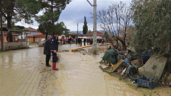 Sarayköy’de selin yaraları sarılmaya çalışılıyor