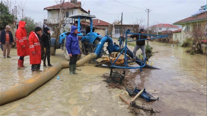 Sarayköy’de selin yaraları sarılmaya çalışılıyor