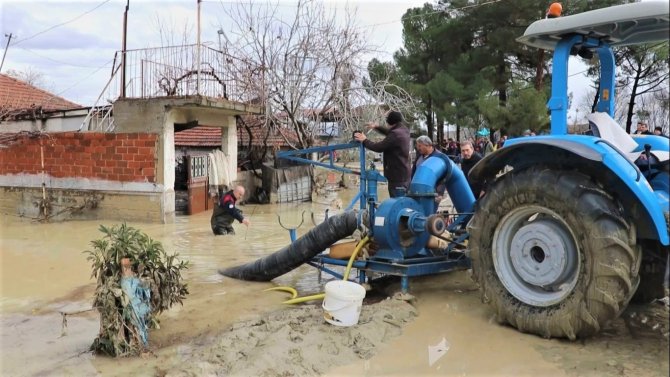 Sarayköy’de selin yaraları sarılmaya çalışılıyor