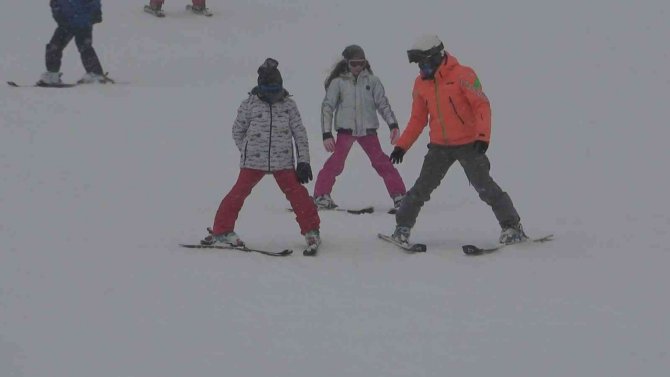 Sömestri tatilinin son günleri Uludağ’da tıklım tıklım