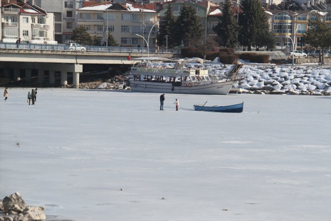 Beyşehir'de buzlu gölde yürüyenlere tehlike uyarısı