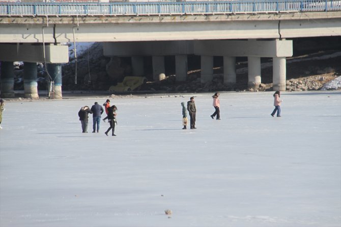 Beyşehir'de buzlu gölde yürüyenlere tehlike uyarısı