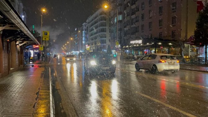 Eskişehir’de beklenen kar yağışı başladı