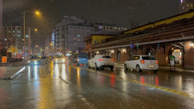 Eskişehir’de beklenen kar yağışı başladı