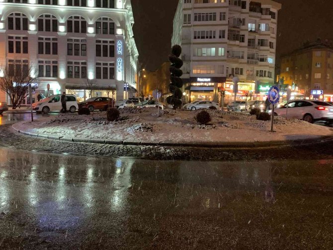 Eskişehir’de beklenen kar yağışı başladı