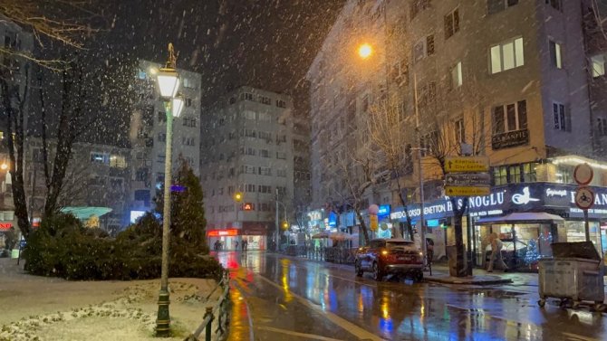 Eskişehir’de beklenen kar yağışı başladı