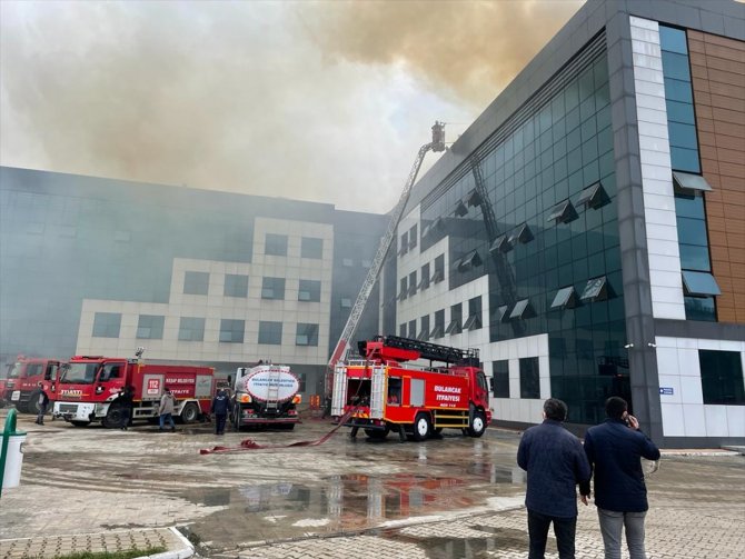Turizm Fakültesi binasının çatısında çıkan yangın söndürüldü