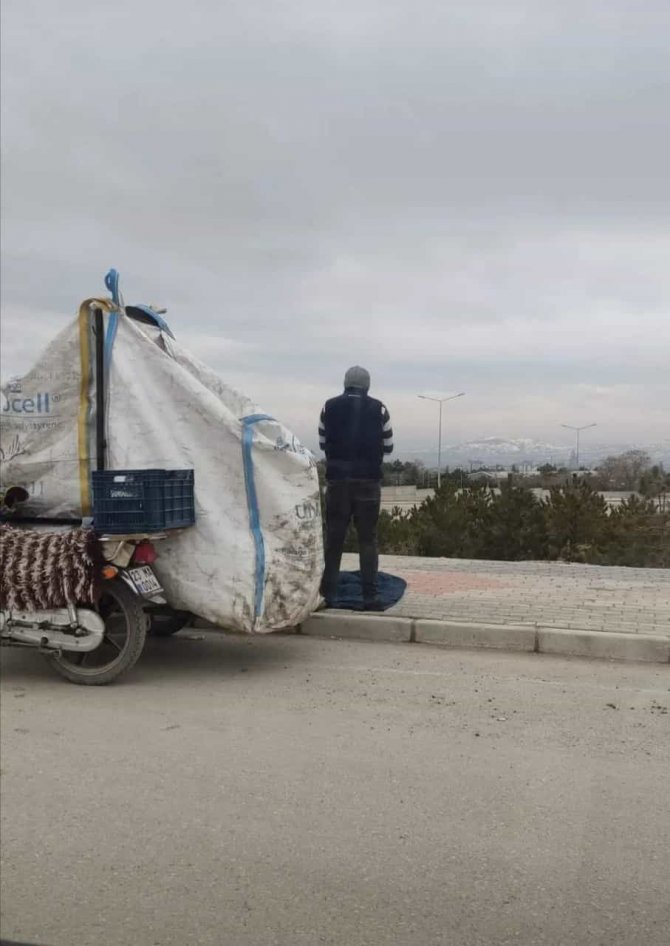 Kağıt toplayan adam montunun üzerinde namaz kıldı