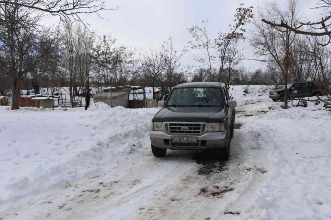 Karlı yolları aşıp besicilere ulaşıyorlar