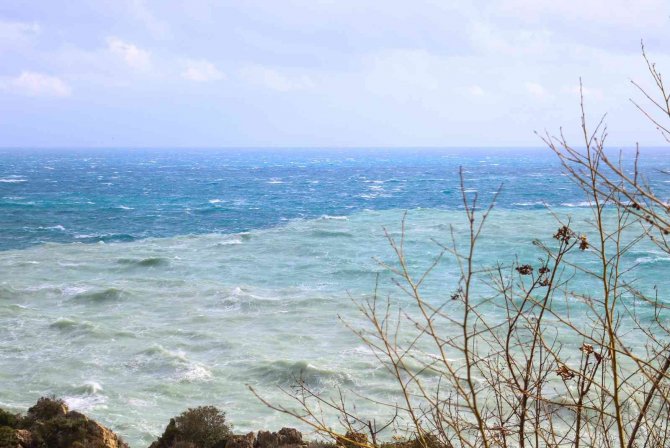 Konyaaltı sahilinde renk cümbüşü oluştu