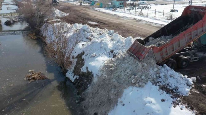 Kuraklıktan küçülen Tuz Gölü’ne kar umut oldu