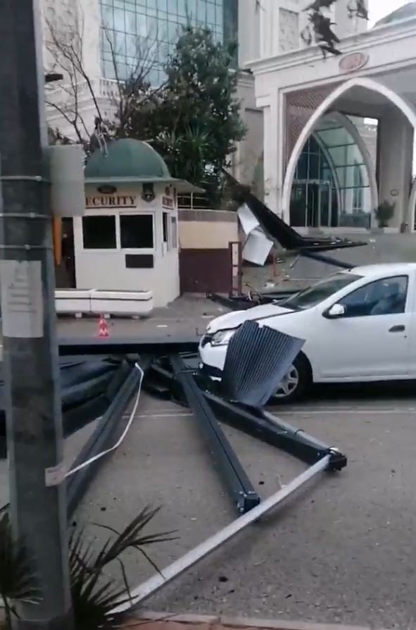 Şiddetli fırtına otel çatısındaki tente ve malzemeleri savurdu