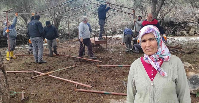 Ağılı çöken vatandaşa belediyeden çadır desteği