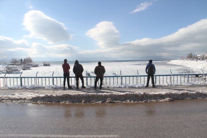 Beyşehir'de göl kıyılarında balıkçıların buz kırma mücadelesi sürüyor