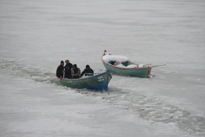 Beyşehir'de göl kıyılarında balıkçıların buz kırma mücadelesi sürüyor