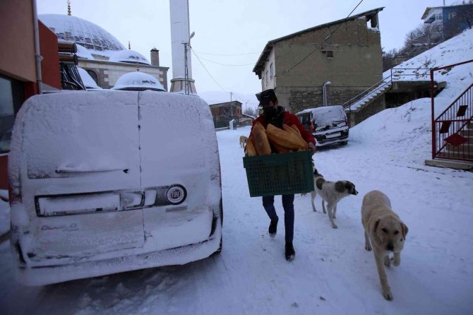 Her gün 120 kilometre kat edip 8 köye ekmek dağıtıyor