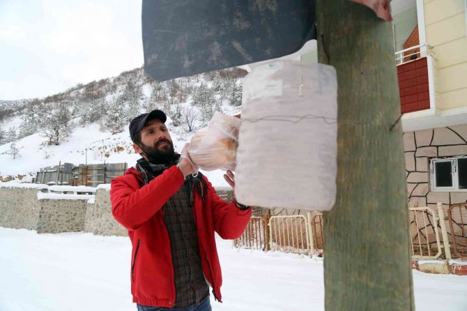 Her gün 120 kilometre kat edip 8 köye ekmek dağıtıyor