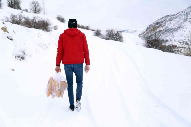 Her gün 120 kilometre kat edip 8 köye ekmek dağıtıyor