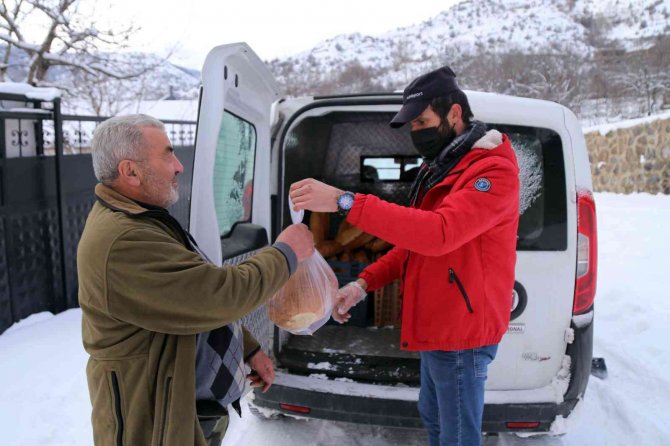 Her gün 120 kilometre kat edip 8 köye ekmek dağıtıyor