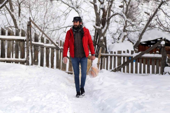 Her gün 120 kilometre kat edip 8 köye ekmek dağıtıyor