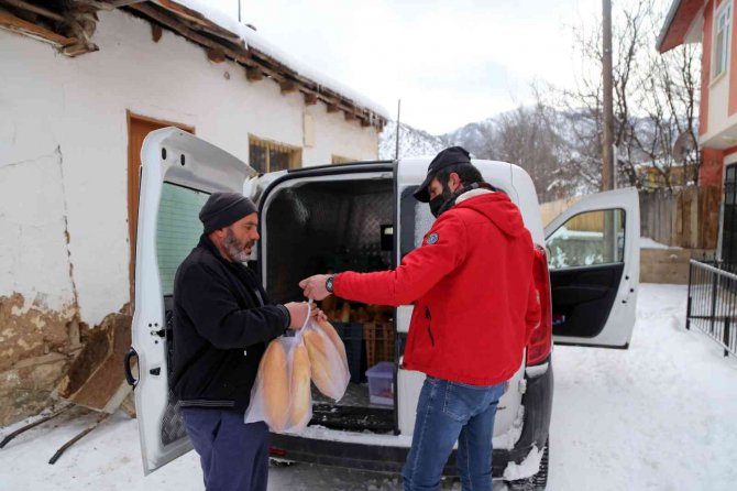 Her gün 120 kilometre kat edip 8 köye ekmek dağıtıyor