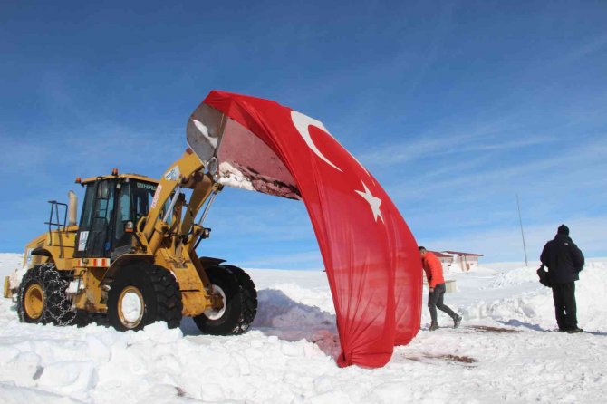 Şehitleri anmak için araç boyu karda şehitliğe gittiler