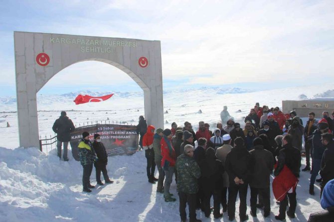 Şehitleri anmak için araç boyu karda şehitliğe gittiler