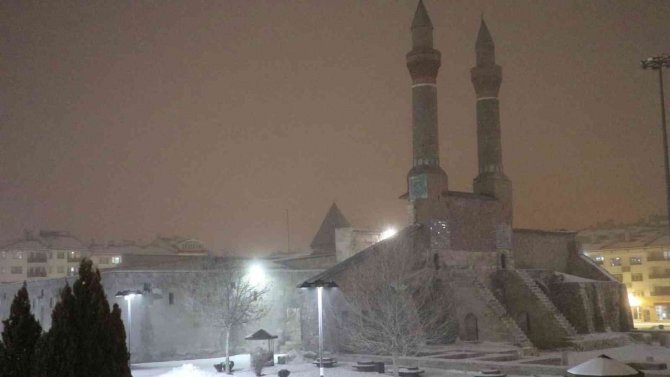 Tarihi kent meydanı çöken sisle açık hava müzesine dönüştü