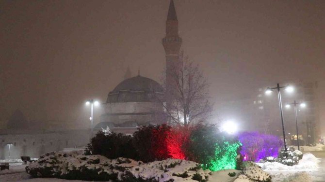 Tarihi kent meydanı çöken sisle açık hava müzesine dönüştü