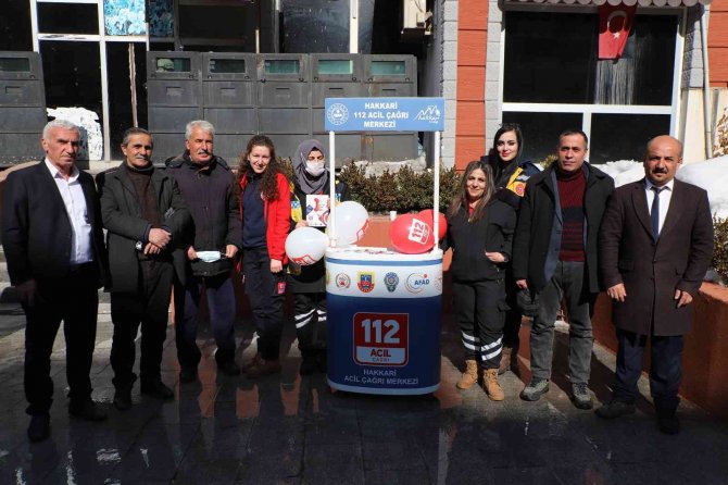 Hakkari’de muhtarlar 112 Çağrı Merkezi standını ziyaret etti