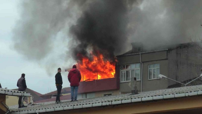 Sultanbeyli’de alev alev yanan evde 12 yaşındaki çocuk hayatını kaybetti