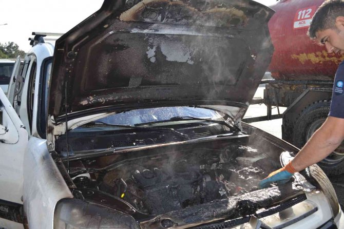 Tamire götürülen araç yol ortasında yandı