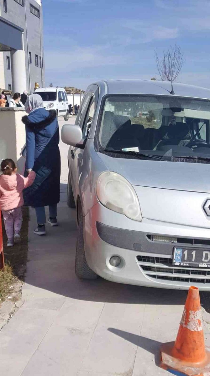 Resmi plakalı aracın, hastane kaldırımına park etmesine tepki