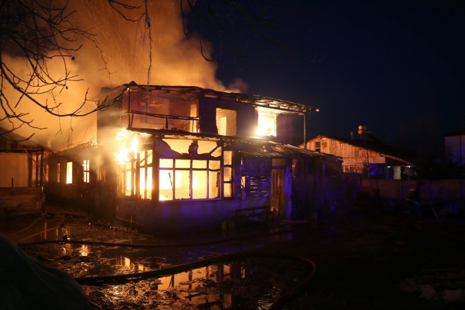 Türk Kızılaydan Düzce'de evi yanan aileye yardım
