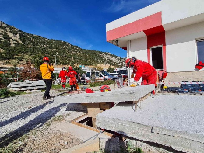 AKUT deprem tatbikatı yaptı