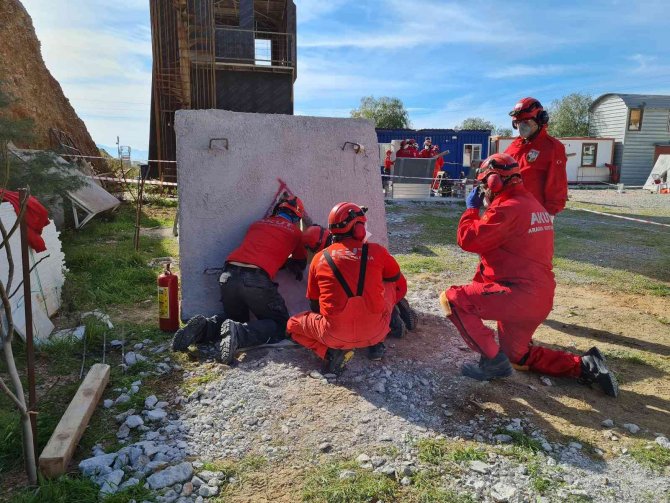 AKUT deprem tatbikatı yaptı