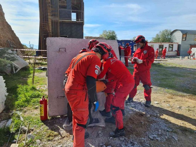 AKUT deprem tatbikatı yaptı