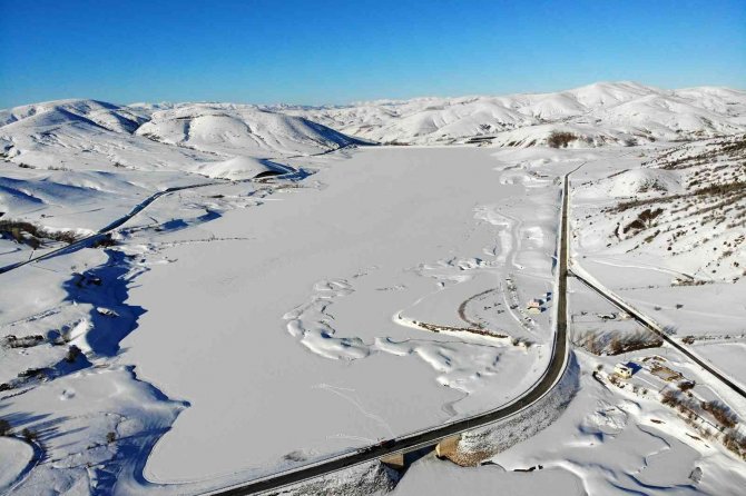 Baraj gölündeki 40 santimlik buzu kazma ile kırıp balık tutuyorlar