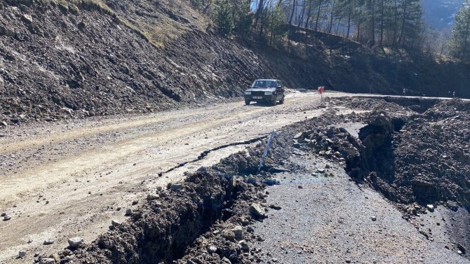 Bartın’da yağmur sonrası yollarda heyelanlar meydana geldi